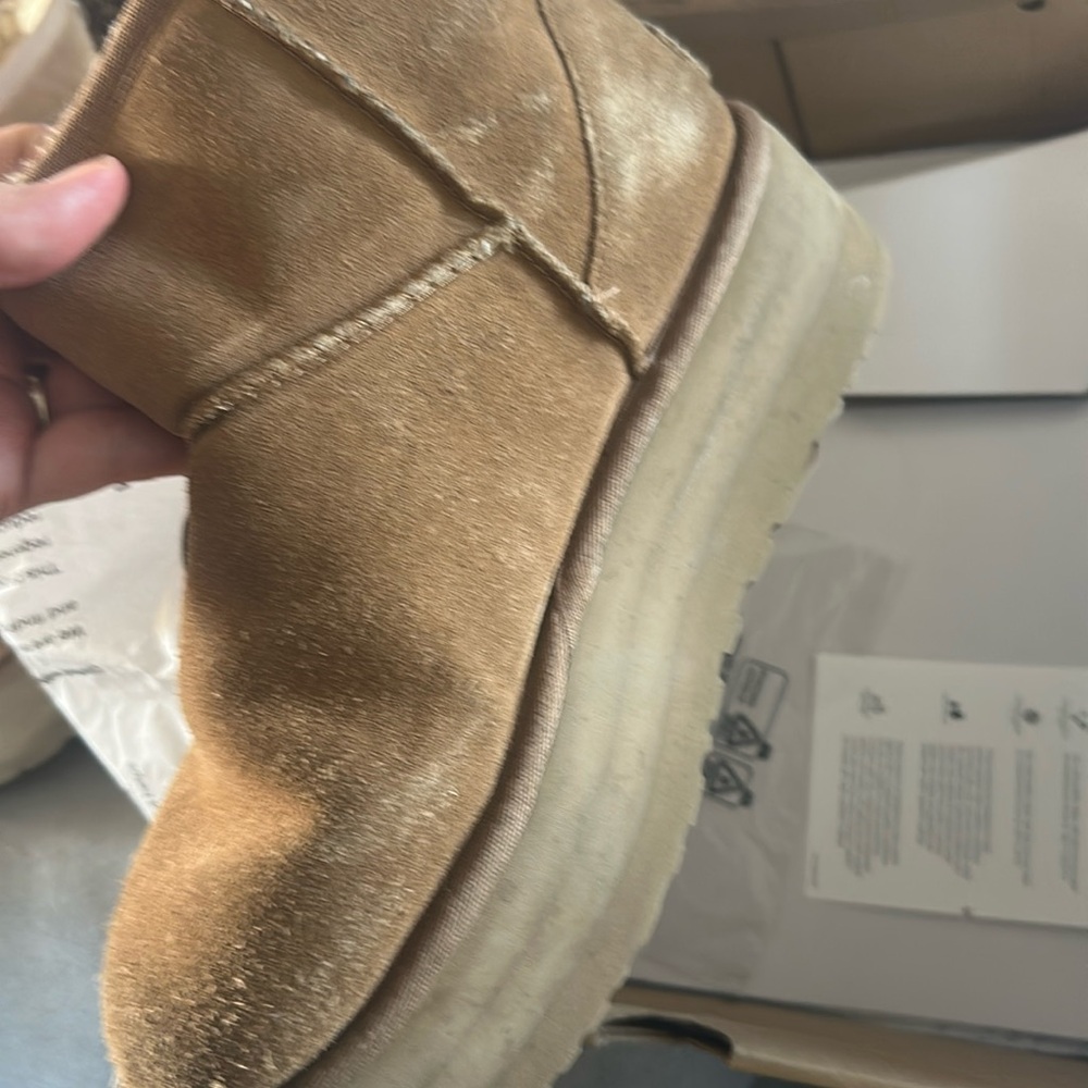 UGG Women's Classic Mini Platform Boot - Picture 4 of 5